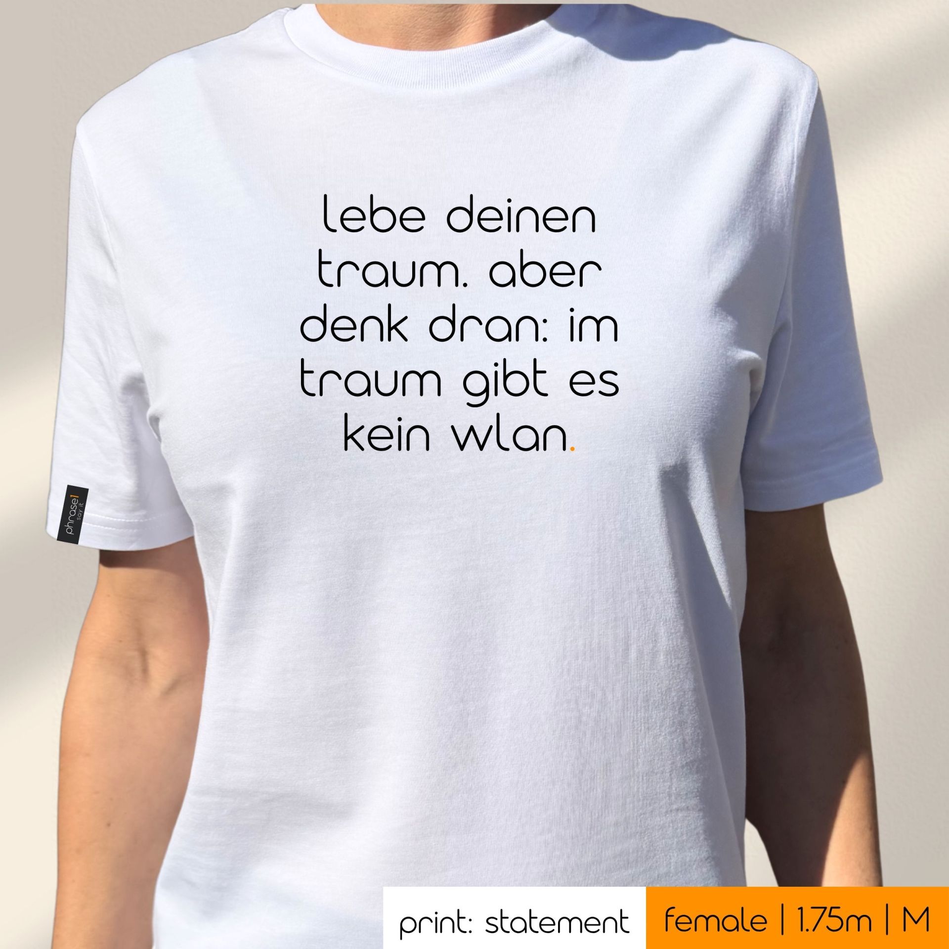 Premium T-Shirt mit Spruch "lebe deinen traum. aber denk dran: im traum gibt es kein wlan."